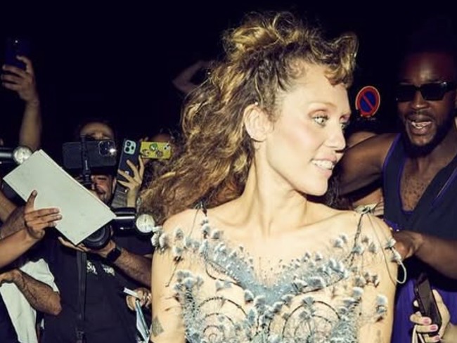 Warganet banyak yang membandingkan penampilan Miley dengan Bianca Censori yang juga kerap tampil dengan busana tembus pandang.  Foto: dok. Instagram @mileycyrus