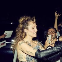 Penampilan ini juga menjadi bagian dari rangkaian kunjungan Miley ke Eropa, di mana ia menghadiri sejumlah acara eksklusif di industri mode. Diketahui, Miley juga menghadiri sebuah event tertutup dari brand mewah.  Foto: dok. Instagram @mileycyrus