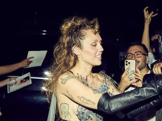 Penampilan ini juga menjadi bagian dari rangkaian kunjungan Miley ke Eropa, di mana ia menghadiri sejumlah acara eksklusif di industri mode. Diketahui, Miley juga menghadiri sebuah event tertutup dari brand mewah.  Foto: dok. Instagram @mileycyrus