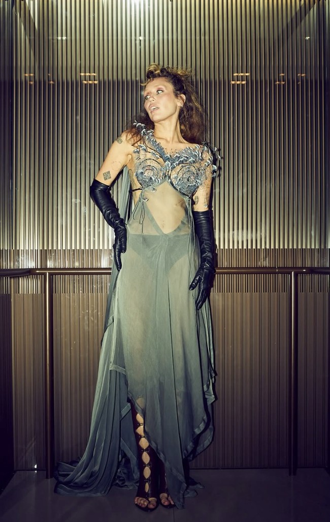 Penampilan Miley Cyrus baru-baru ini disamakan dengan istri Kanye West, Bianca Censori. Tampil dengan gaun transparan, gaya Miley jadi kontroversi.  Foto: dok. Instagram @mileycyrus