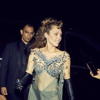 “Miley masuk era Censori,” tulis netizen di X. “Dress code Bianca,” komentar lainnya.  Foto: dok. Instagram @mileycyrus