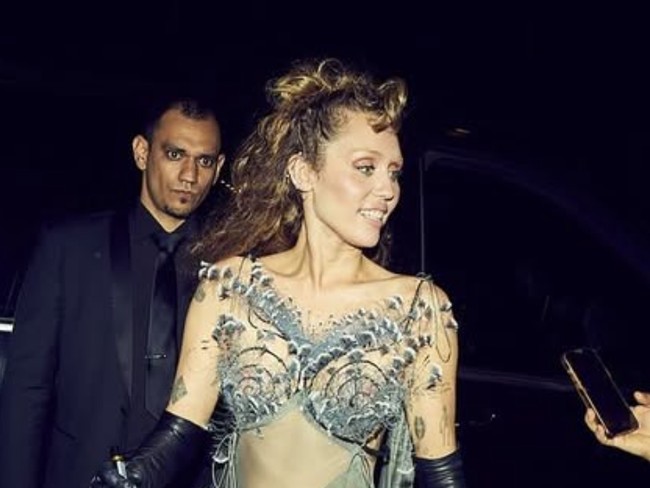 “Miley masuk era Censori,” tulis netizen di X. “Dress code Bianca,” komentar lainnya.  Foto: dok. Instagram @mileycyrus