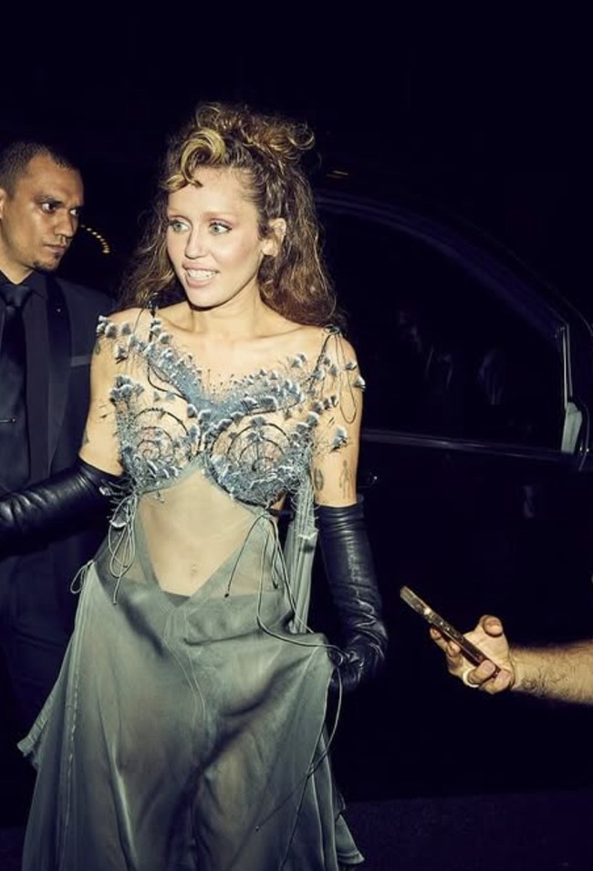 Saat berada di Paris baru-baru ini, Miley mengenakan gaun abu-abu transparan. Gaun tersebut menampilkan detail bustier floral yang struktural. Gaun tersebut menampilkan detail bustier floral yang struktural. Foto: dok. Instagram @mileycyrus