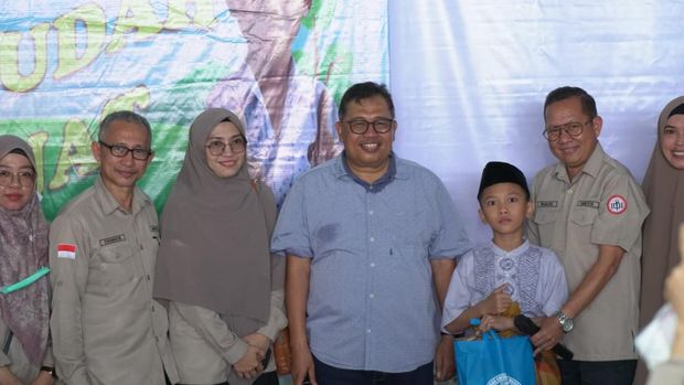 Momen Bupati Takalar Firdaus menghadiri khitanan massal di Takalar. Dokumen Istimewa