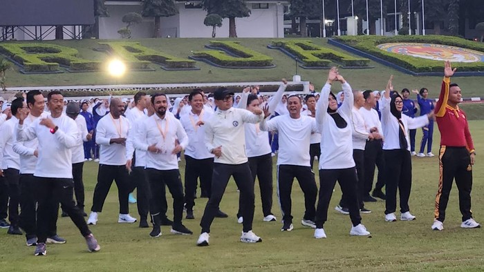 Momen Para Kepala Daerah-Wamendagri Senam Awali Retret Gelombang II di IPDN