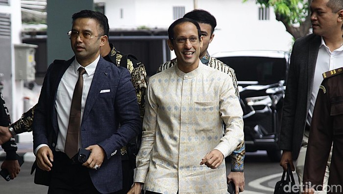 Mantan Menteri Pendidikan, Kebudayaan, Riset, dan Teknologi (Mendikbudristek) 2019–2024 Nadiem Makarim memenuhi panggilan penyidik Jaksa Agung Muda Tindak Pidana Khusus (Jampidsus) di Kejaksaan Agung, Jakarta Selatan, Senin (23/6/2025).