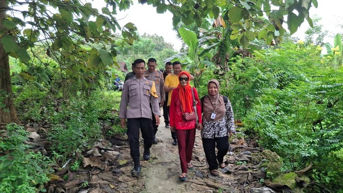 Nenek Lathifah saat dievakuasi oleh aparat kepolisian dan pemerintah desa