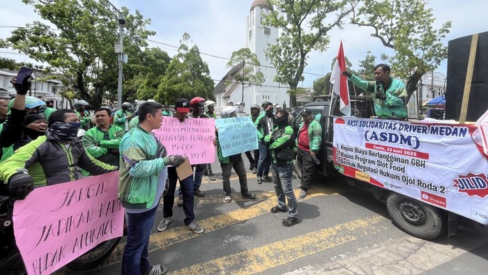 Ojol demo di depan kantor Gubernur Sumut. (Kartika Sari/detikSumut)