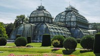 Palmenhaus, Istana Schönbrunn, Austria. Rumah kaca bergaya art nouveau terbesar di Eropa. Bangunan ini dapat menampung ribuan spesies tanaman tropis dan subtropis, arsitekturnya elegan dan menjadi ikon taman kerajaan. Igor Golovniov/SOPA Images/LightRocket via Getty Images