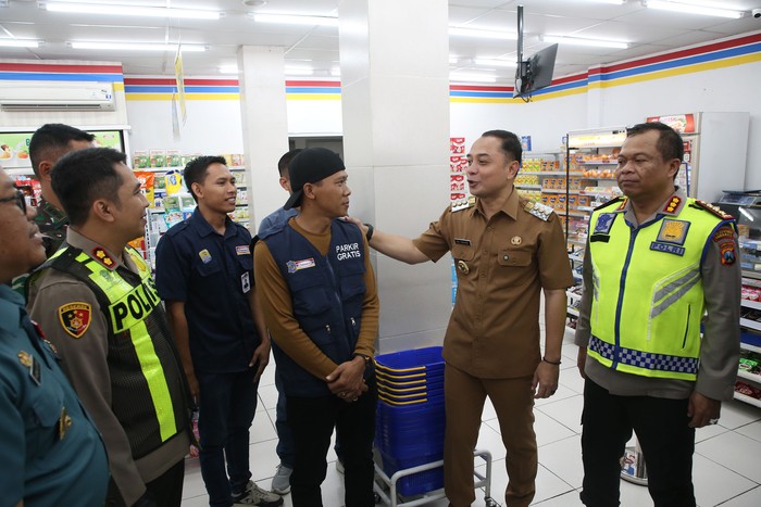 Parkir minimarket di Surabaya gratis.