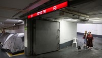 Warga membangun tenda untuk bermalam di parkiran bawah tanah. Israel melancarkan serangan pada 13 Juni dengan mengatakan Iran hampir mengembangkan senjata nuklir, sementara Iran mengatakan program atomnya hanya untuk tujuan damai. Foto: REUTERS/Violeta Santos Moura