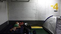 Warga bermalam di parkiran bawah tanah yang diubah menjadi tempat perlindungan sementara. Israel secara luas dianggap memiliki senjata nuklir, yang tidak dikonfirmasi atau disangkalnya. Foto: REUTERS/Violeta Santos Moura