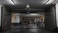 Warga berkumpul dan berlindung di tempat parkir bawah tanah untuk bermalam, di tengah konflik Iran-Israel, di Tel Aviv, Israel, Sabtu (21/6/2025). Tempat parkir mal di pusat perbelanjaan Dizengoff di Tel Aviv telah diubah menjadi tempat perlindungan bawah tanah sementara. Foto: REUTERS/Violeta Santos Moura