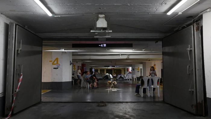 Residents gather and take shelter for the night in an underground parking lot, amid the Iran-Israel conflict, in Tel Aviv, Israel, June 21, 2025. REUTERS/Violeta Santos Moura