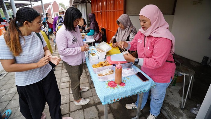 Sentra PKL ini memiliki total 212 lapak yang terbagi dalam beberapa zona, yaitu zona ikan dan tanaman hias, zona Usaha Mikro Kecil dan Menengah (UMKM), serta zona aneka satwa.