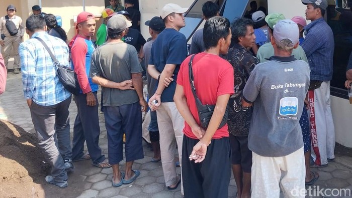 Pekerja galian C saat protes mendatangi kantor Kelurahan Argasunya, Kecamatan Harjamukti, Kota Cirebon.