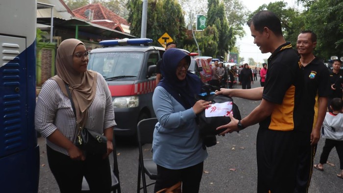 Pelaksanaan layanan masyarakat yang telah diberikan oleh Polres Probolinggo Kota dalam rangka menyambut Hari Bhayangkara ke-79.