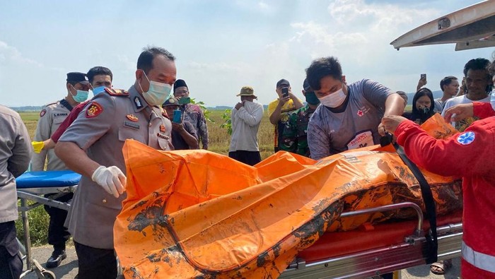 Jenazah korban saat dievakuasi dari area persawahan Desa Mulyoagung, Kecamatan Singgahan, Tuban