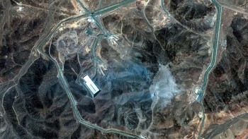 Fasilitas nuklir bawah tanah Fordow di dekat Kota Qom, Iran, mengalami kerusakan setelah dihantam serangan udara Amerika Serikat pada Sabtu (22/6/2025). Serangan tersebut menggunakan bom bunker-buster GBU-57 yang dirancang khusus untuk menembus struktur bawah tanah dengan perlindungan tinggi. (REUTERS/Maxar Technologies)