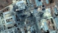 Fasilitas Teknologi Nuklir Isfahan juga menjadi sasaran, terutama pada bagian gudang dan terowongan penyimpanan uranium. Citra satelit menunjukkan bangunan permukaan hancur, dan setidaknya satu pintu masuk ke terowongan bawah tanah tampak terkena rudal Tomahawk yang diluncurkan dari kapal perang AS. (REUTERS/Maxar Technologies)  