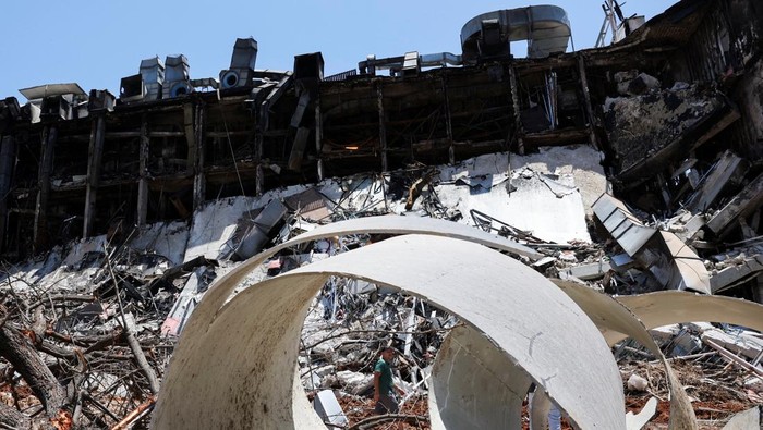 Penampakan Pusat Riset Terkemuka Israel Hancur Terkena Rudal Iran A building at the campus of the Weizmann Institute of Science remains damaged following an Iranian missile strike on Sunday, in Rehovot, Israel June 19, 2025. REUTERS/Violeta Santos Moura