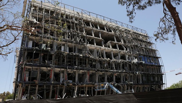 A building at the campus of the Weizmann Institute of Science remains damaged following an Iranian missile strike on Sunday, in Rehovot, Israel June 19, 2025. REUTERS/Violeta Santos Moura