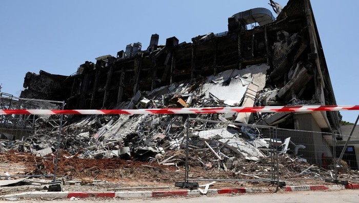 A building at the campus of the Weizmann Institute of Science remains damaged following an Iranian missile strike on Sunday, in Rehovot, Israel June 19, 2025. REUTERS/Violeta Santos Moura