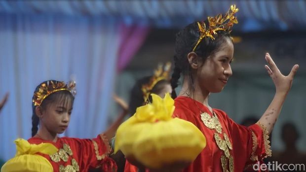 Penari wanita pembawa bungkusan kuning dalam tradisi Bepupur.