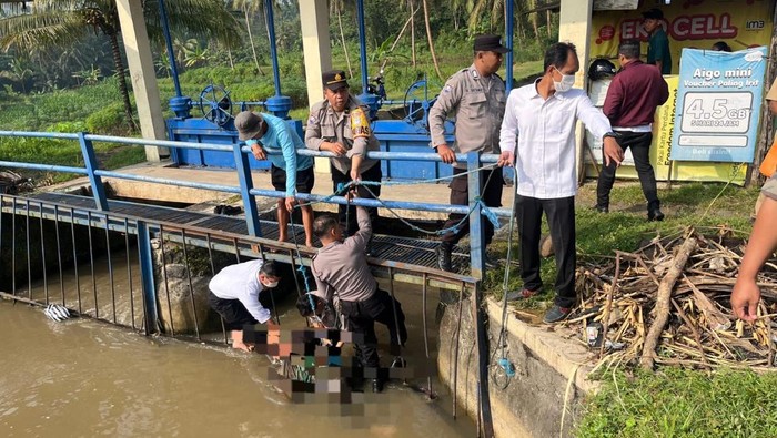 Proses evakuasi jasad ABG di Kalibawang, Kulon Progo, Senin (23/6/2025).