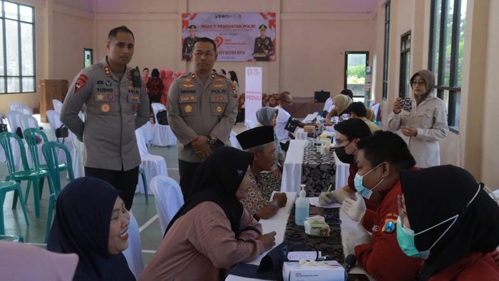 Pengobatan gratis oleh Polres Blitar Kota.
