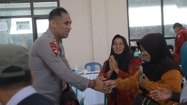 Pengobatan gratis oleh Polres Blitar Kota.
