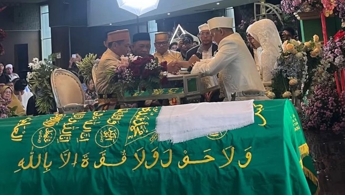 Saat ijab kabul digelar, jenazah ayah mempelai pria dihadirkan dalam keranda