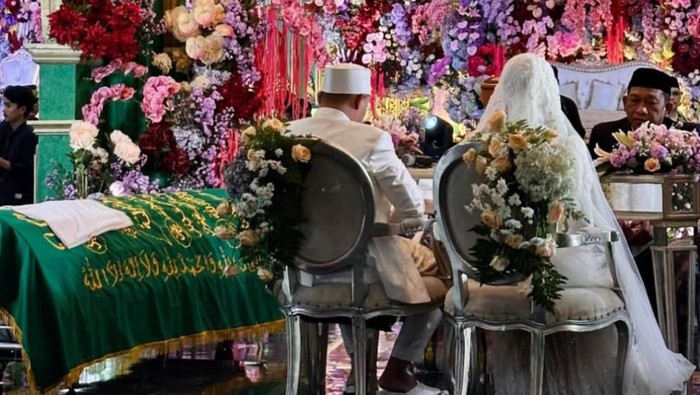 Saat ijab kabul digelar, jenazah ayah mempelai pria dihadirkan dalam keranda