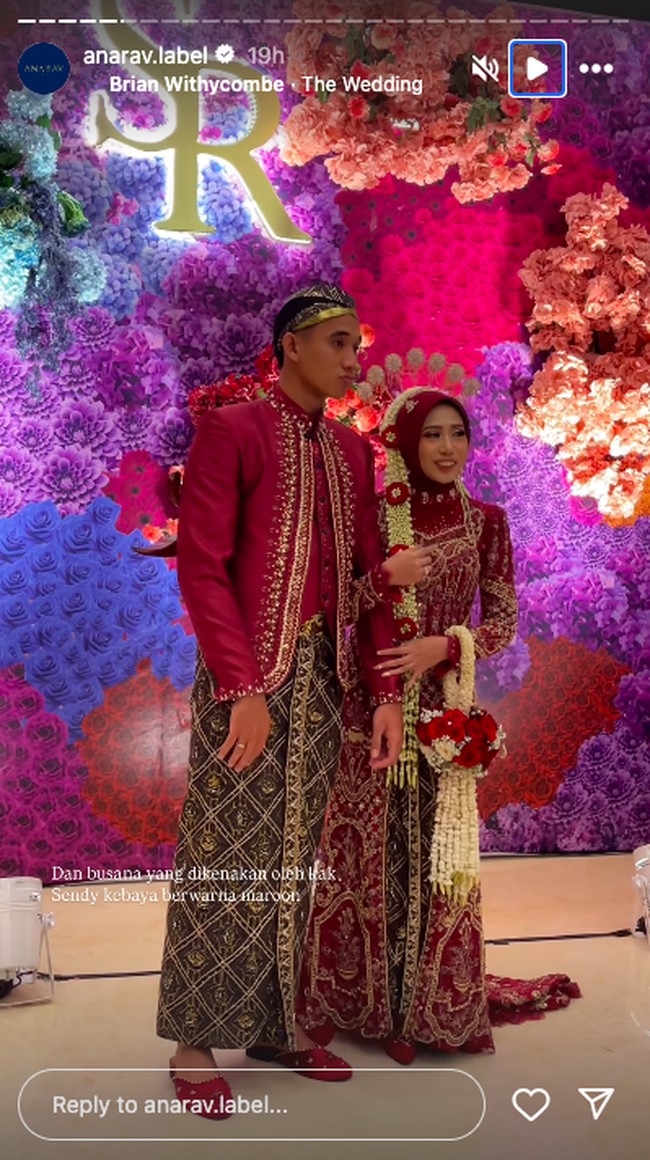 Perayaan cinta Rizky Ridho dan Sendy Aulia rencananya dilanjutkan dengan resepsi malam ini. Saat pesta, pria 24 tahun tersebut memilih beskap berwarna merah marun yang juga berhias bebatuan. Foto: Instagram @anarav.label