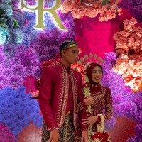 Perayaan cinta Rizky Ridho dan Sendy Aulia rencananya dilanjutkan dengan resepsi malam ini. Saat pesta, pria 24 tahun tersebut memilih beskap berwarna merah marun yang juga berhias bebatuan. Foto: Instagram @anarav.label