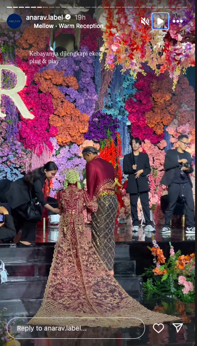 Sedangkan Sendy Aulia memakai kebaya gaun berwarna serupa yang juga berhias bebatuan dan motif sayap Garuda. Foto: Instagram @anarav.label