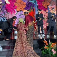 Sedangkan Sendy Aulia memakai kebaya gaun berwarna serupa yang juga berhias bebatuan dan motif sayap Garuda. Foto: Instagram @anarav.label
