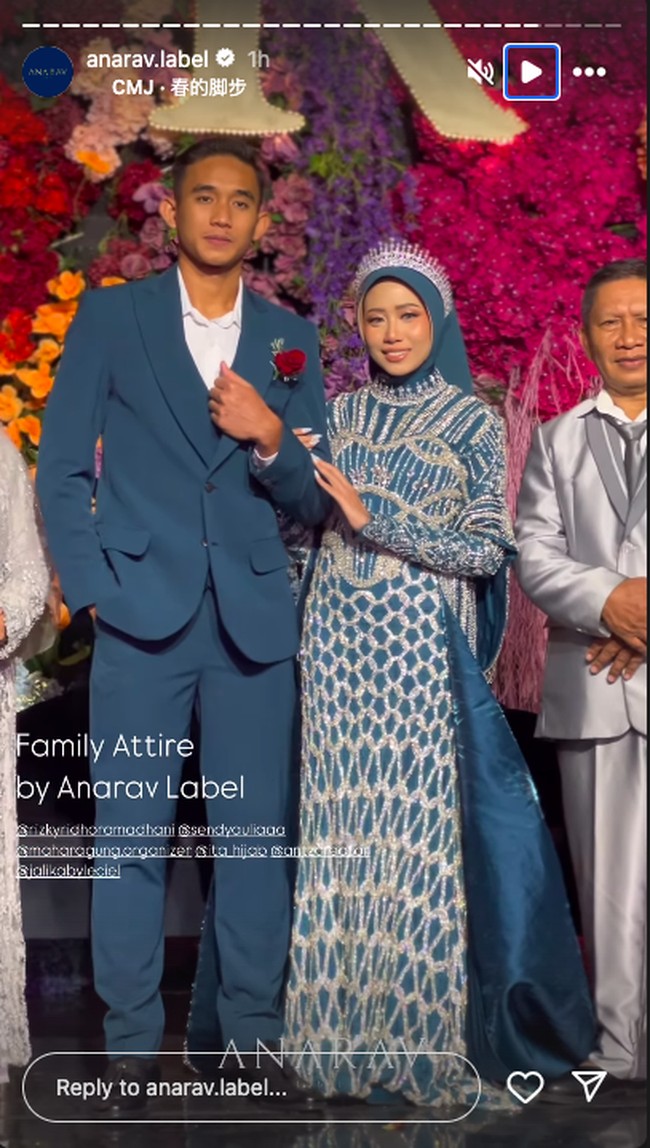 Di malam resepsi, pasangan tersebut berganti busana dengan nuansa biru tua. Kali ini, Rizky tampil gagah dengan setelan jas yang berhias mawar mewah. Foto: Instagram @anarav.label