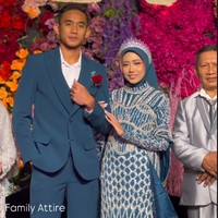 Di malam resepsi, pasangan tersebut berganti busana dengan nuansa biru tua. Kali ini, Rizky tampil gagah dengan setelan jas yang berhias mawar mewah. Foto: Instagram @anarav.label