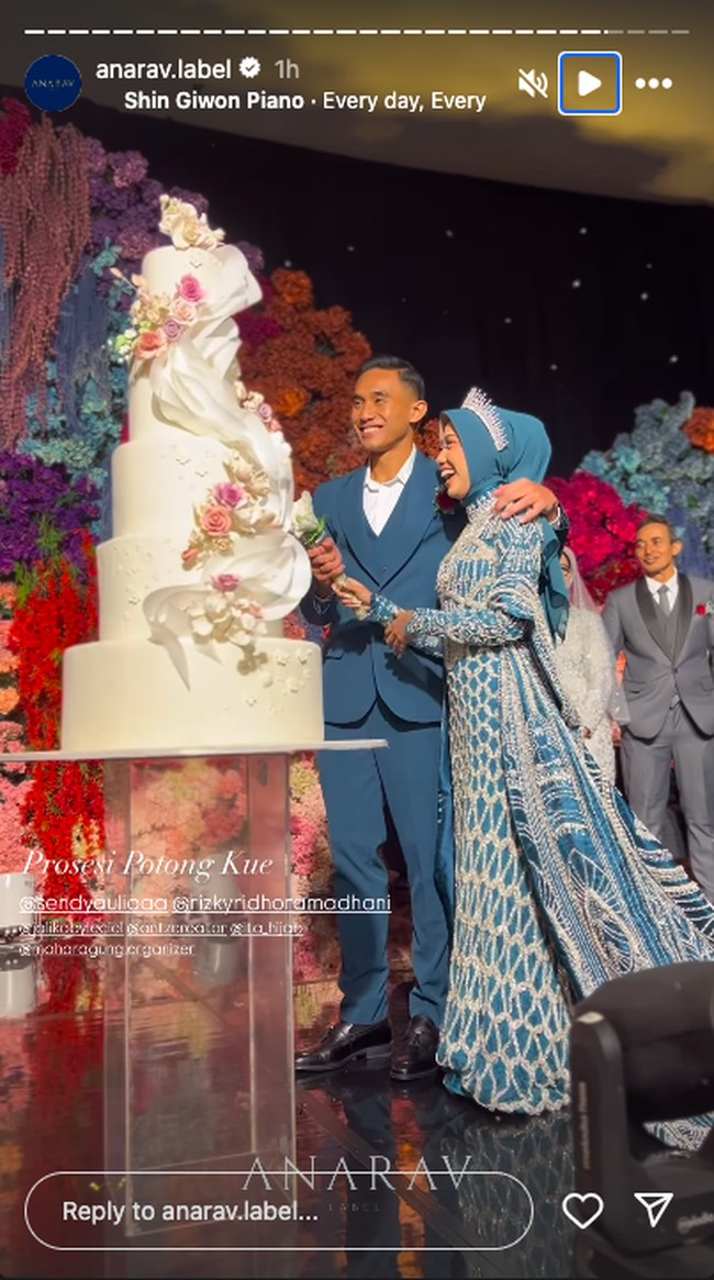 Sendy pun memilih gaun dengan ekor panjang berhiaskan motif garis yang berkilauan. Jadi ratu semalam, wanita 24 tahun itu melengkapi penampilannya dengan tiara silver. Foto: Instagram @anarav.label