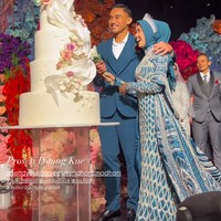 Sendy pun memilih gaun dengan ekor panjang berhiaskan motif garis yang berkilauan. Jadi ratu semalam, wanita 24 tahun itu melengkapi penampilannya dengan tiara silver. Foto: Instagram @anarav.label