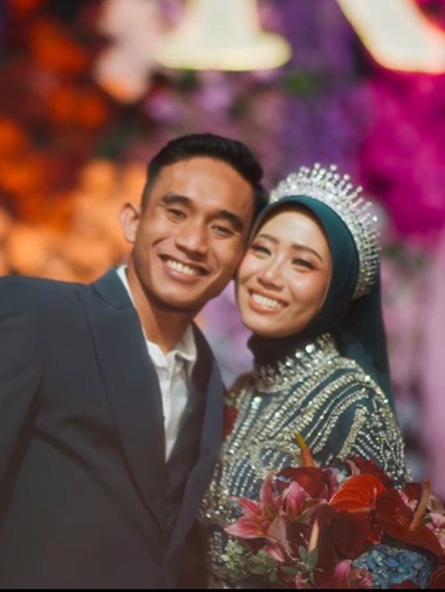 8 Foto Pernikahan Rizky Ridho dan Sendy Aulia, Tampil Glamor Saat Resepsi 8 Foto Pernikahan Rizky Ridho dan Sendy Aulia, Tampil Glamor Saat Resepsi