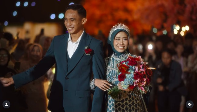 Begini potret Rizky Ridho dan Sendy Aulia mereka saat menyambut para tamu undangan yang ikut berbahagia. Foto: Instagram @antzcreator