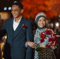 Begini potret Rizky Ridho dan Sendy Aulia mereka saat menyambut para tamu undangan yang ikut berbahagia. Foto: Instagram @antzcreator