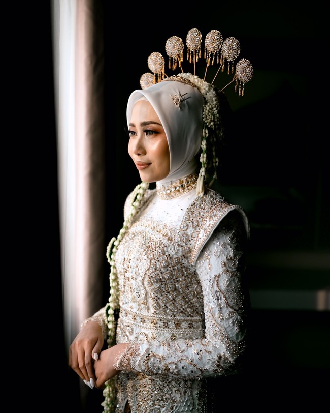 Tatanan hijab Sendy Aulia terlihat rapi berkat tangan Ita Hijab Stylist @ita_hijab. Sendy mengenakan hijab segi empat putih yang diikat rapi ke belakang. Foto: Instagram @antzcreator