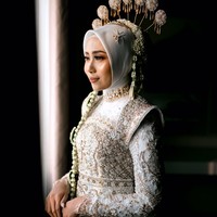 Tatanan hijab Sendy Aulia terlihat rapi berkat tangan Ita Hijab Stylist @ita_hijab. Sendy mengenakan hijab segi empat putih yang diikat rapi ke belakang. Foto: Instagram @antzcreator