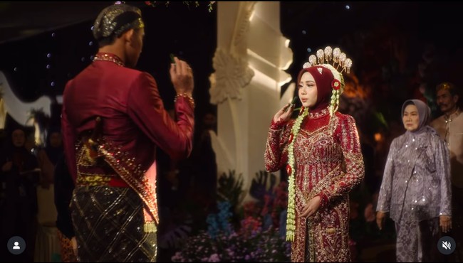 Sedangkan Sendy Aulia memakai kebaya gaun berwarna serupa yang juga berhias bebatuan. Foto: Instagram @antzcreator