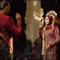 Sedangkan Sendy Aulia memakai kebaya gaun berwarna serupa yang juga berhias bebatuan. Foto: Instagram @antzcreator