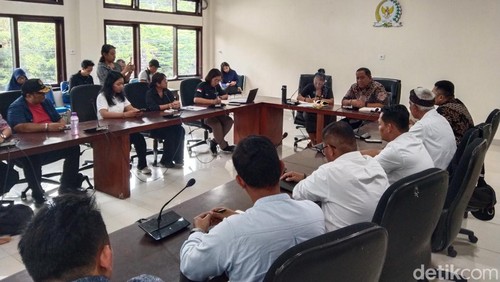 Pertemuan pihak Pertamina Regional Jatimbalinus bersama Anggota DPD RI Dapil Bali, Ni Luh Putu Ary Pertami Djelantik bersama masyarakat di Kantor DPD Bali, Senin (23/6/2025).