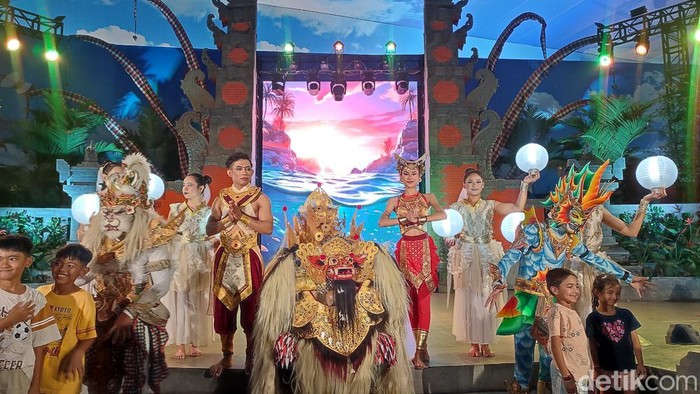 Pertunjukan The Light of Bali: Harmony of Two Worlds di Trans Studio Theme Park Bali, Senin (23/6/2025). (Ahmad Firizqi)
